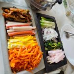 Shin Ae-ra Instagram – 저녁 뭐 드실건가요?^^ 
점심에먹은 냉털꼬마LA김밥 추천드려요
냉장고속재료들 물기 꼭짰구요
계란부친팬에 당근만 새로 살짝볶았어요
김발없이 가족들각자 싸먹습니당
와사비간장 콕찍어 드셔요~
*쉰김치국물이용해 두부넣은 김치국과 곁들이시면 금상첨화