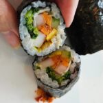Shin Ae-ra Instagram – 저녁 뭐 드실건가요?^^ 
점심에먹은 냉털꼬마LA김밥 추천드려요
냉장고속재료들 물기 꼭짰구요
계란부친팬에 당근만 새로 살짝볶았어요
김발없이 가족들각자 싸먹습니당
와사비간장 콕찍어 드셔요~
*쉰김치국물이용해 두부넣은 김치국과 곁들이시면 금상첨화