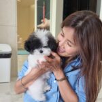 Shin Ae-ra Instagram – 아침부터 하루종일
엄청 바빴던 어제,
‘피곤했다’ 보다 ‘감사했다’를 찾아볼까요.
일찍부터 헤메해준 지수,솔원장님,
강의를 열심히 들어주신 성동구민분들,
함께다녀준 혜민이,
멋진초대해준 진이, 함께한 친구들,
싸인받겠다고 책 잔뜩 들고온 하정이,
맛있는 빵, 예쁜작약, 기가막힌 view,
인형같은 강아지들,
이쁜옷 잔뜩입혀준 #Lerici
사랑하는 미나, 니돈니산’하그그’100권,
책을통해 #야나 에 기부해주신 여러분들(덕분에 판매12일만에
3쇄가 나왔대요)
그리고, 야식참기성공ㅋ
와~ 감사투성이네요^^
진짜 감사합니다♡