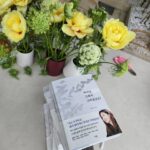 Shin Ae-ra Instagram – 아침부터 하루종일
엄청 바빴던 어제,
‘피곤했다’ 보다 ‘감사했다’를 찾아볼까요.
일찍부터 헤메해준 지수,솔원장님,
강의를 열심히 들어주신 성동구민분들,
함께다녀준 혜민이,
멋진초대해준 진이, 함께한 친구들,
싸인받겠다고 책 잔뜩 들고온 하정이,
맛있는 빵, 예쁜작약, 기가막힌 view,
인형같은 강아지들,
이쁜옷 잔뜩입혀준 #Lerici
사랑하는 미나, 니돈니산’하그그’100권,
책을통해 #야나 에 기부해주신 여러분들(덕분에 판매12일만에
3쇄가 나왔대요)
그리고, 야식참기성공ㅋ
와~ 감사투성이네요^^
진짜 감사합니다♡