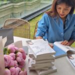 Shin Ae-ra Instagram – 아침부터 하루종일
엄청 바빴던 어제,
‘피곤했다’ 보다 ‘감사했다’를 찾아볼까요.
일찍부터 헤메해준 지수,솔원장님,
강의를 열심히 들어주신 성동구민분들,
함께다녀준 혜민이,
멋진초대해준 진이, 함께한 친구들,
싸인받겠다고 책 잔뜩 들고온 하정이,
맛있는 빵, 예쁜작약, 기가막힌 view,
인형같은 강아지들,
이쁜옷 잔뜩입혀준 #Lerici
사랑하는 미나, 니돈니산’하그그’100권,
책을통해 #야나 에 기부해주신 여러분들(덕분에 판매12일만에
3쇄가 나왔대요)
그리고, 야식참기성공ㅋ
와~ 감사투성이네요^^
진짜 감사합니다♡