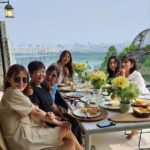 Shin Ae-ra Instagram – 아침부터 하루종일 
엄청 바빴던 어제,
‘피곤했다’ 보다 ‘감사했다’를 찾아볼까요.
일찍부터 헤메해준 지수,솔원장님,
강의를 열심히 들어주신 성동구민분들,
함께다녀준 혜민이,
멋진초대해준 진이, 함께한 친구들,
싸인받겠다고 책 잔뜩 들고온 하정이,
맛있는 빵, 예쁜작약, 기가막힌 view,
인형같은 강아지들,
이쁜옷 잔뜩입혀준 #Lerici
사랑하는 미나, 니돈니산’하그그’100권,
책을통해 #야나 에 기부해주신 여러분들(덕분에 판매12일만에 
3쇄가 나왔대요) 
그리고, 야식참기성공ㅋ
와~ 감사투성이네요^^
진짜 감사합니다♡