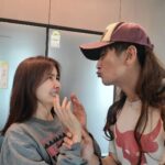 Shin Ae-ra Instagram – 장난잘치는 
때때로 아들같은남편,
하지만 작가로서는 존경하는 남편
#박상미 교수님께서 #인어사냥 팬이라고 북콘서트를 열어주신대요. 
황송하고 감사해라♡
오프라인은 매진이지만
온라인은 무료참여 가능하대요.
프로필하단에 링크걸어놨어요.
시간되시는분 온라인에서 뵈어요~
저도 갑니당^^
#힐링캠퍼스더공감