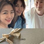 Shin Ae-ra Instagram – 아침부터 하루종일
엄청 바빴던 어제,
‘피곤했다’ 보다 ‘감사했다’를 찾아볼까요.
일찍부터 헤메해준 지수,솔원장님,
강의를 열심히 들어주신 성동구민분들,
함께다녀준 혜민이,
멋진초대해준 진이, 함께한 친구들,
싸인받겠다고 책 잔뜩 들고온 하정이,
맛있는 빵, 예쁜작약, 기가막힌 view,
인형같은 강아지들,
이쁜옷 잔뜩입혀준 #Lerici
사랑하는 미나, 니돈니산’하그그’100권,
책을통해 #야나 에 기부해주신 여러분들(덕분에 판매12일만에
3쇄가 나왔대요)
그리고, 야식참기성공ㅋ
와~ 감사투성이네요^^
진짜 감사합니다♡