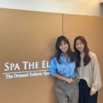 Shin Ae-ra Instagram – 아침부터 하루종일 
엄청 바빴던 어제,
‘피곤했다’ 보다 ‘감사했다’를 찾아볼까요.
일찍부터 헤메해준 지수,솔원장님,
강의를 열심히 들어주신 성동구민분들,
함께다녀준 혜민이,
멋진초대해준 진이, 함께한 친구들,
싸인받겠다고 책 잔뜩 들고온 하정이,
맛있는 빵, 예쁜작약, 기가막힌 view,
인형같은 강아지들,
이쁜옷 잔뜩입혀준 #Lerici
사랑하는 미나, 니돈니산’하그그’100권,
책을통해 #야나 에 기부해주신 여러분들(덕분에 판매12일만에 
3쇄가 나왔대요) 
그리고, 야식참기성공ㅋ
와~ 감사투성이네요^^
진짜 감사합니다♡