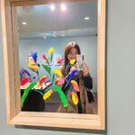 Shin Ae-ra Instagram - 액자에 비치는 내모습과 꽃을 함께보라는 작가의 말이 마음에 와닿았다. 강렬하고 화려하게 활짝 핀 꽃들도 아름다웠지만, 윤기잃고 저물어가는 고개숙인 꽃한송이의 아름다움. 원숙과 겸손의 향기를 품은 그모습, 닮고싶다. 자연을담은 멋진 핑거푸드, 환경보호를 위한 학생들의 작품 전시 볼거리, 먹을거리 풍성했던 #GalleryRoyal #RoyalLounge