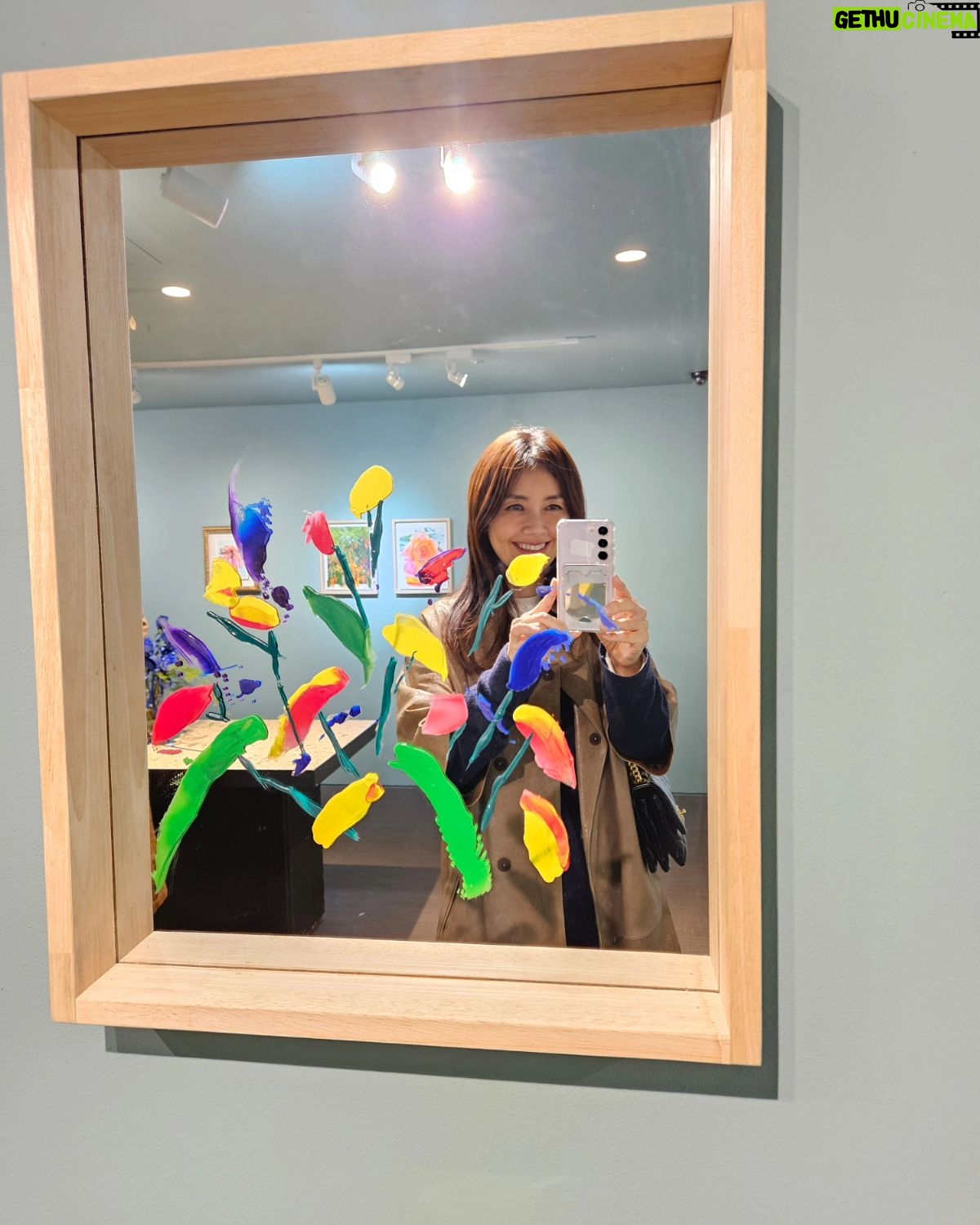 Shin Ae-ra Instagram - 액자에 비치는 내모습과 꽃을 함께보라는 작가의 말이 마음에 와닿았다. 강렬하고 화려하게 활짝 핀 꽃들도 아름다웠지만, 윤기잃고 저물어가는 고개숙인 꽃한송이의 아름다움. 원숙과 겸손의 향기를 품은 그모습, 닮고싶다. 자연을담은 멋진 핑거푸드, 환경보호를 위한 학생들의 작품 전시 볼거리, 먹을거리 풍성했던 #GalleryRoyal #RoyalLounge
