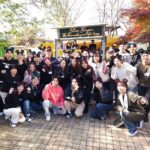 Shin Ae-ra Instagram – 이번달 
#블리스버거 파티는 #명륜보육원
16년전에 방문했던 사진이 걸려있었다.
마음이 아팠다.
이게 뭐라고 
메인강당방 중앙에 걸어놓았을까. 
사진속 아이들은 모두 퇴소했단다.
아무 연고가없는 세상속으로 
혼자 뛰어든것이다.
저렇게 작은아이들이었는데…
기억력이 없는 나이지만
아이들의얼굴은 어제일처럼 
한명한명 익숙하다.
16년동안 한번도 안왔던 내자신이 야속하고 미안하다.

모든아이들은 
일대일의 돌봄과 사랑이 필요합니다.
#yana #YouAreNotAlone 
관심있는분들은 동참해주세요.
yana.or.kr #체리기부플랫폼