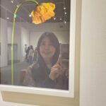 Shin Ae-ra Instagram - 액자에 비치는 내모습과 꽃을 함께보라는 작가의 말이 마음에 와닿았다. 강렬하고 화려하게 활짝 핀 꽃들도 아름다웠지만, 윤기잃고 저물어가는 고개숙인 꽃한송이의 아름다움. 원숙과 겸손의 향기를 품은 그모습, 닮고싶다. 자연을담은 멋진 핑거푸드, 환경보호를 위한 학생들의 작품 전시 볼거리, 먹을거리 풍성했던 #GalleryRoyal #RoyalLounge