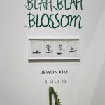 Shin Ae-ra Instagram - 액자에 비치는 내모습과 꽃을 함께보라는 작가의 말이 마음에 와닿았다. 강렬하고 화려하게 활짝 핀 꽃들도 아름다웠지만, 윤기잃고 저물어가는 고개숙인 꽃한송이의 아름다움. 원숙과 겸손의 향기를 품은 그모습, 닮고싶다. 자연을담은 멋진 핑거푸드, 환경보호를 위한 학생들의 작품 전시 볼거리, 먹을거리 풍성했던 #GalleryRoyal #RoyalLounge