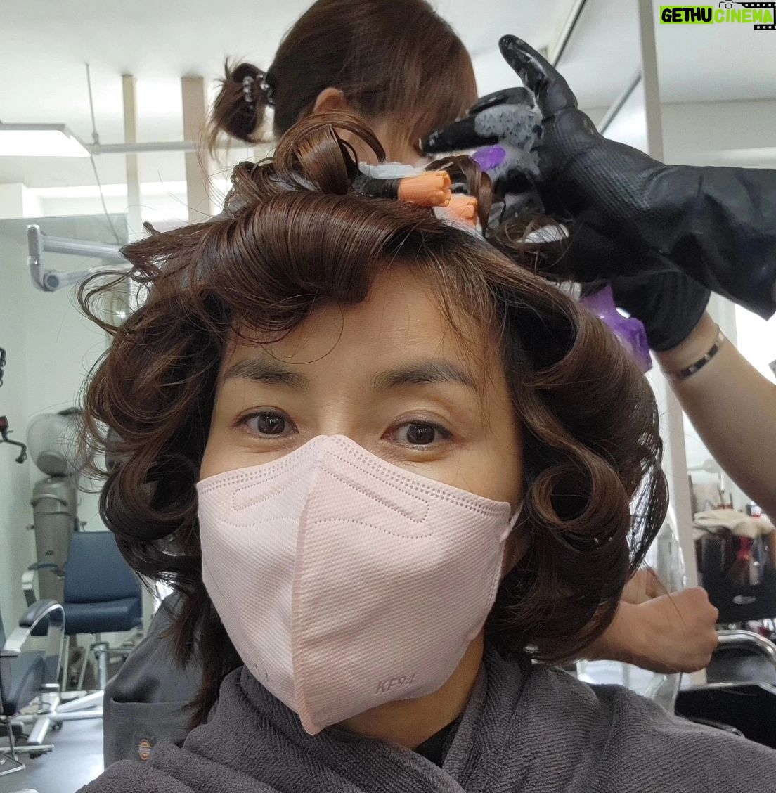 Shin Ae-ra Instagram - 아구~ㅜㅜ 책구입해주신 모든분들께 감사드려요 여러분들 @yana_in_official 에 기부하신거에요 어떤곳에 기부했는지 알고싶으시면 yana.or.kr 살펴봐주세요 책뒷날개에는 큐알코드도 있어요 감사의표시로 이쁜사진과 우낀사진올려드립니당^^♡