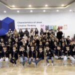 Shin Ae-ra Instagram – 너희와 다르게 
일대일 돌봄을 받지못하는 아이들이있다는얘기에 
찐으로 슬퍼하는아이들,
어릴때부터 나눔을 하는 이쁜아이들, 
40분강의도 이렇게 잘듣는다고?
#더힘스쿨 바자회수익금을
#yana 에 기부한대요
어른들도 질수없지요^^
구매가 기부로 이어지는 신나는 자리
금욜,토욜에 만나요♡
#체리기부플랫폼