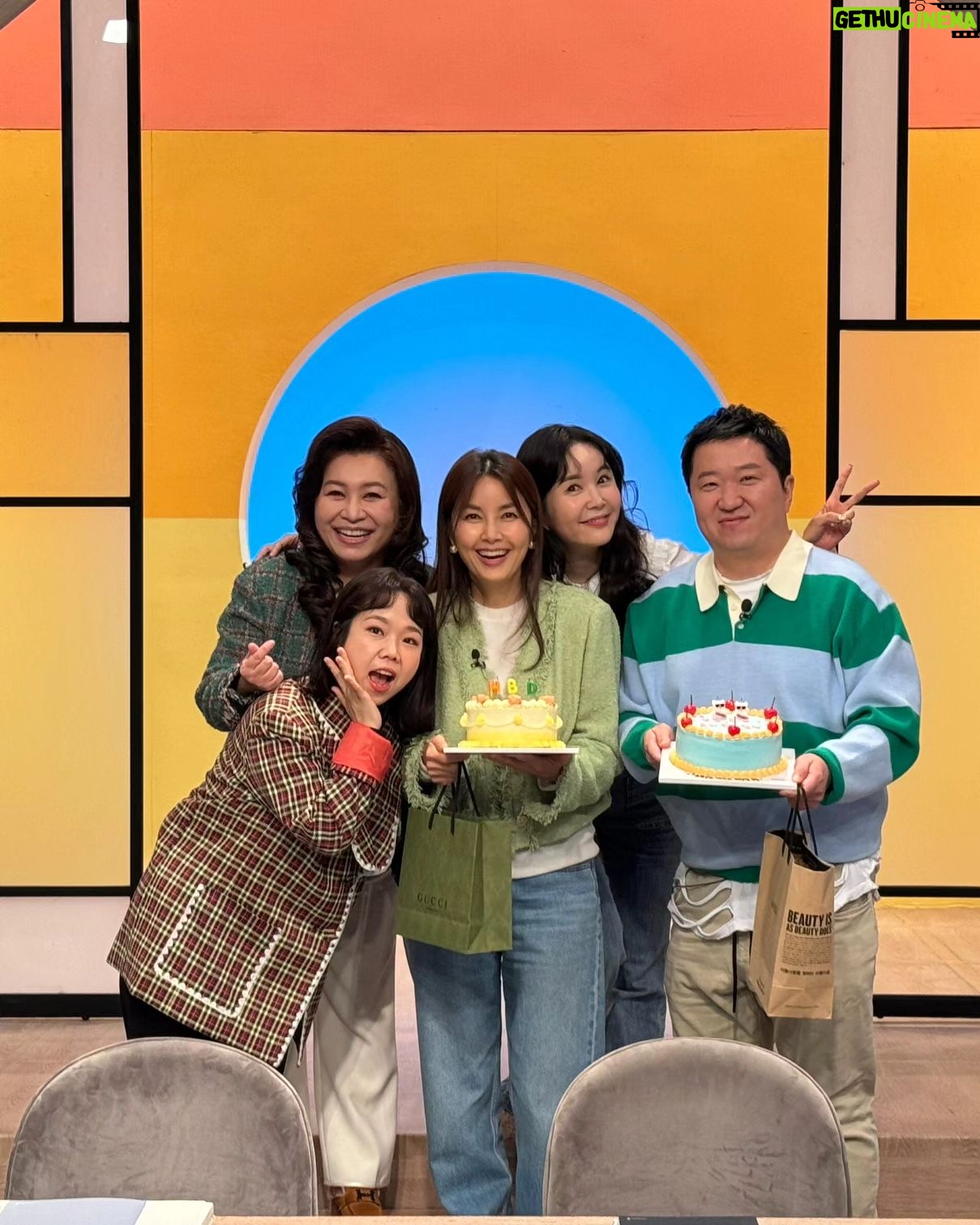 Shin Ae-ra - 14.2K Likes - 작년에 이어
한번더 55번째 생일입니다^^
금쪽가족에게는 벌써 네번째 축하를 받네요.
축하해주신 모든분들, 감사합니다♡