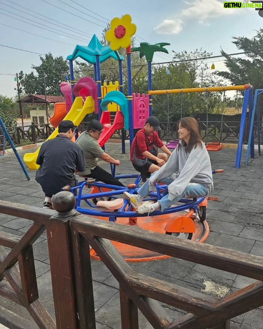 Shin Ae-ra Instagram - 작년 10월, 남편 촬영에 동행했어요. 여러 장소들 가볼수있어 감사했고, 넘 좋은분들 알게되어 감사합니다. 나만빼고 다들 정말정말 수고한 #CGN 다큐 #바울로부터 #퐁당 많관부♡