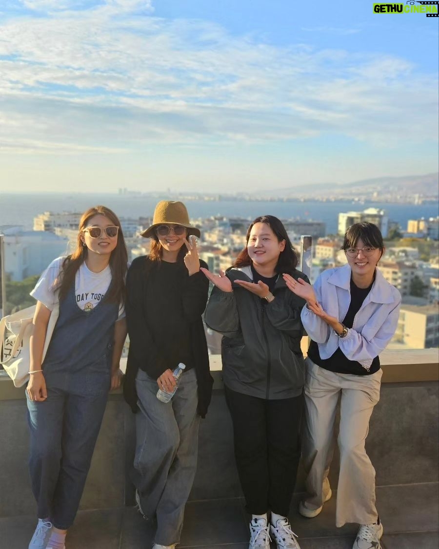 Shin Ae-ra Instagram - 작년 10월, 남편 촬영에 동행했어요. 여러 장소들 가볼수있어 감사했고, 넘 좋은분들 알게되어 감사합니다. 나만빼고 다들 정말정말 수고한 #CGN 다큐 #바울로부터 #퐁당 많관부♡