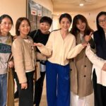 Shin Ae-ra Instagram – 하선이의 따뜻한연극 
#바닷마을다이어리 보러간사이
우리남편은 하선이신랑이랑 현희신랑이랑 
제작발표회했네요
2시간후 10시40분
#SBS #녹색아버지회 
옆집 네남편들 뭐하느라 산으로 동네로 
새벽부터 쏘다녔는지 봐야겠어요^^ 
함께봐주실꺼죠?♡