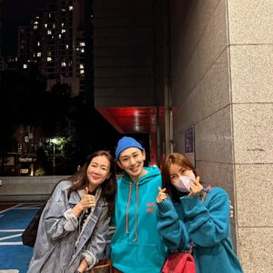 Shin Ae-ra Instagram - 지우덕분에 
호영씨 초대를 두번이나 받았네요
감사해요♡
내 문화생활파트너 띠우^^
담엔 뭐볼까?