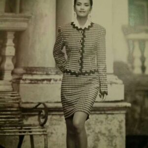 Shin Ae-ra Instagram - 20대의나와 50대의나,
젊음은 사라지고 많은것이 달라졌네요ㅎ
하지만 55살이라는 나이도 참 좋습니다.
10년후, 20년후는 어떨까요^^
울경민언니도 이제는 돋보기끼고 화장을해주네요.
그때나 지금이나 변함없는, 아니 더깊어지는 관계 감사합니다♡