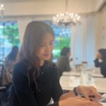 Shin Ae-ra Instagram – 오랜만에 
딸들과 여자끼리 데이트
맛있구 멋있는 #Mari’sTable 
#Metrocity 금쪽이 의상픽업까지
이렇게 다리길게 사진 찍어주고
딸들, 감사해 사랑해 축복해♡