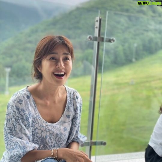 Shin Ae-ra - 17.6K Likes - 생각보다 기회가 많지않더라구요
생각보다 시간이 빠르더라구요
생각보다 체력이 하루가다르더라구요
그러니,
미루지말고 지금 떠날까요?^^