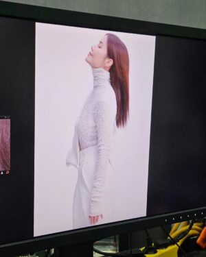 Shin Ae-ra Instagram - 20대의나와 50대의나,
젊음은 사라지고 많은것이 달라졌네요ㅎ
하지만 55살이라는 나이도 참 좋습니다.
10년후, 20년후는 어떨까요^^
울경민언니도 이제는 돋보기끼고 화장을해주네요.
그때나 지금이나 변함없는, 아니 더깊어지는 관계 감사합니다♡