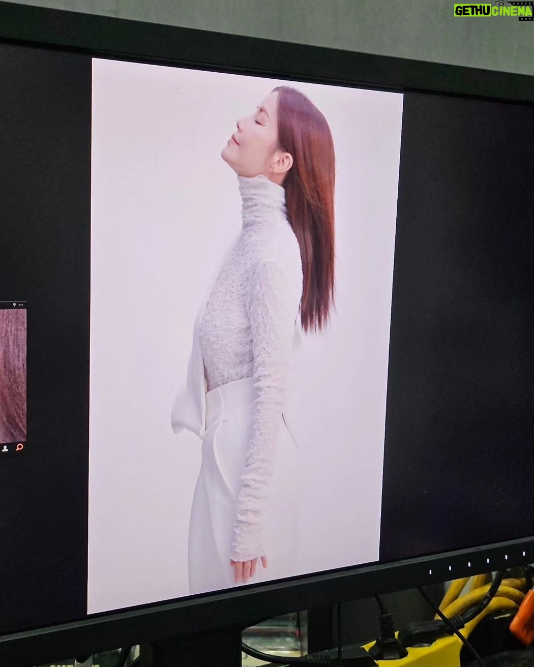 Shin Ae-ra - 13.1K Likes - 20대의나와 50대의나,
젊음은 사라지고 많은것이 달라졌네요ㅎ
하지만 55살이라는 나이도 참 좋습니다.
10년후, 20년후는 어떨까요^^
울경민언니도 이제는 돋보기끼고 화장을해주네요.
그때나 지금이나 변함없는, 아니 더깊어지는 관계 감사합니다♡
