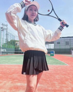 Shin Bong-sun Instagram - 봄맞이 테니스복🌻🌻🌻 땀흘리고 난후 감기 걸릴까봐 장착한 아우터도 맘에 들어😍 @game.set.match._official