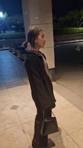 Shin Bong-sun Instagram - 먹다남은 소주 ☘️