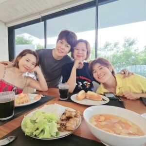 Shin Bong-sun Instagram - 날씨가 추우니 더욱 다시 가고싶어 베트남 
가고싶은곳 다 얘기해서 자유여행 잡아주고 케어해줘서 정말 편하게 다녀왔어요 그리고 그 마사지는 왜케 좋은거야.. 또 가고 싶잖아~~~~~~~~~ #나트랑수호천사 #블리스스파
좋은 사람들과 함께여서 더욱 좋았어 또 가자 또가자!!!!