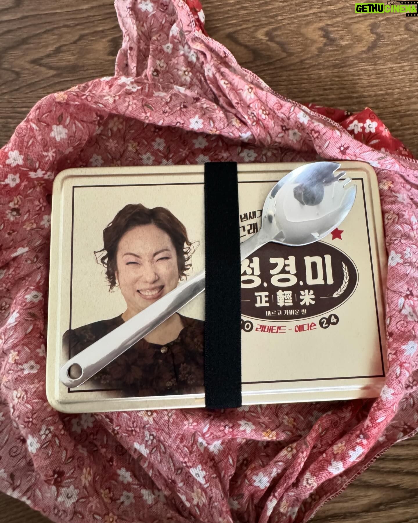 Shin Bong-sun Instagram - 우리 갱미가 @jung_kyoung_mi 친구한테 도시락을 보냈구려~~!!! 도시락 맛나게 묵을껭 다묵고 니 얼굴 박힌 도시락 잘 들고 댕길꾸마 -동민엄마가- #향수밥 #정경미밥 #정경미도시락