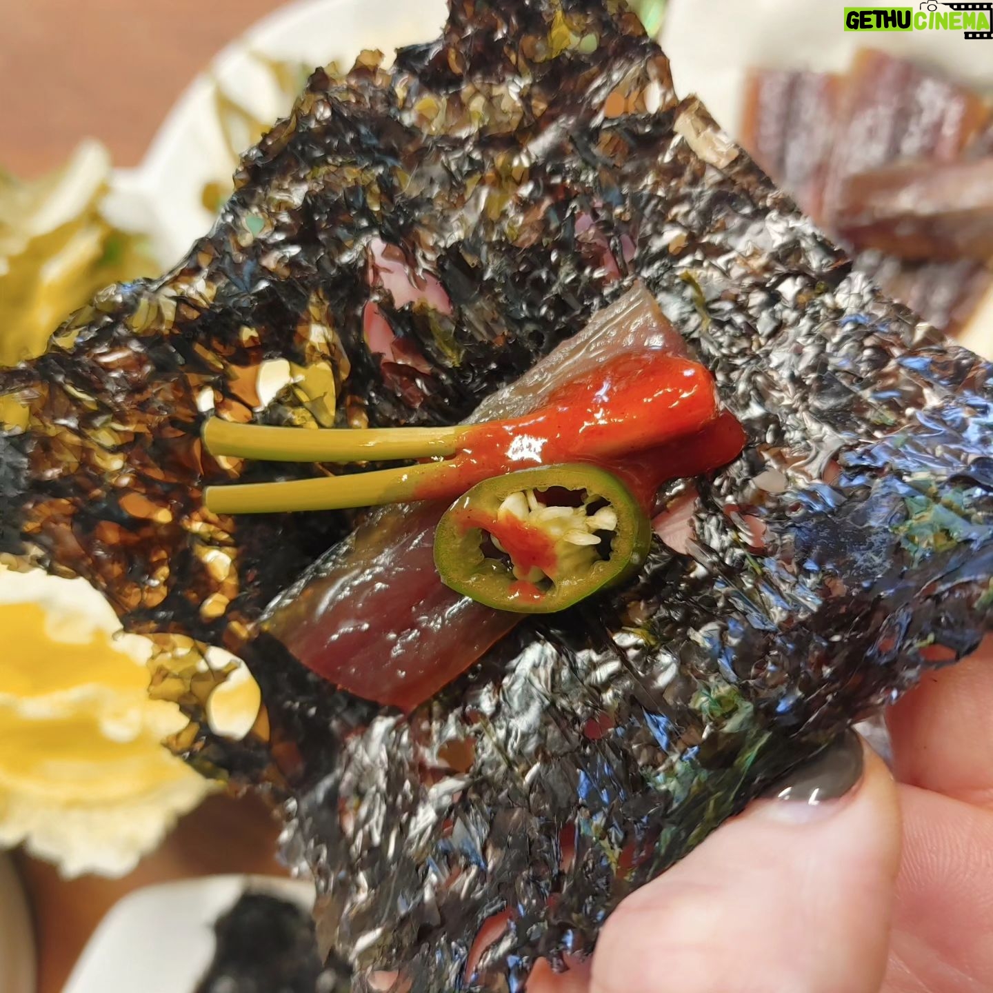 Shin Bong-sun Instagram - 2023년 추운겨울의 과메기는 수요미식회에 나온 맛집의 #포항특미물회 의 과메기였다 아 저 영롱한자태에 반해서 사진도 제대로 못찍었네.. 예전에 포항에서 먹는 #포항특미물회 집의 물회 정말 맛있었는데... 다음에 꼭 포항에 가면 먹어야지^^ 한국에 돌아가서도 추위가 계속 이어진다면 과메기 또 한번 먹고 말꺼야 ... #겨울과메기 #포항특미물회 #수요미식회 #포항맛집