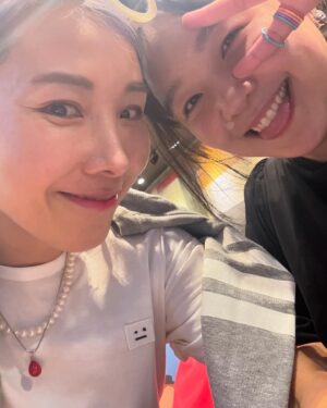 Shin Bong-sun Instagram - 띠동갑 사촌동생과 전시데이뚜😘😘😘