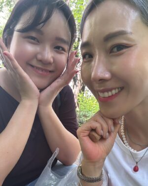 Shin Bong-sun Instagram - 띠동갑 사촌동생과 전시데이뚜😘😘😘