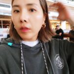Shin Bong-sun Instagram - 새휴대폰은 너무 사실적이라 셀카를 끊었다... 전 휴대폰으로 찍은 셀카를 살포시 올려본다