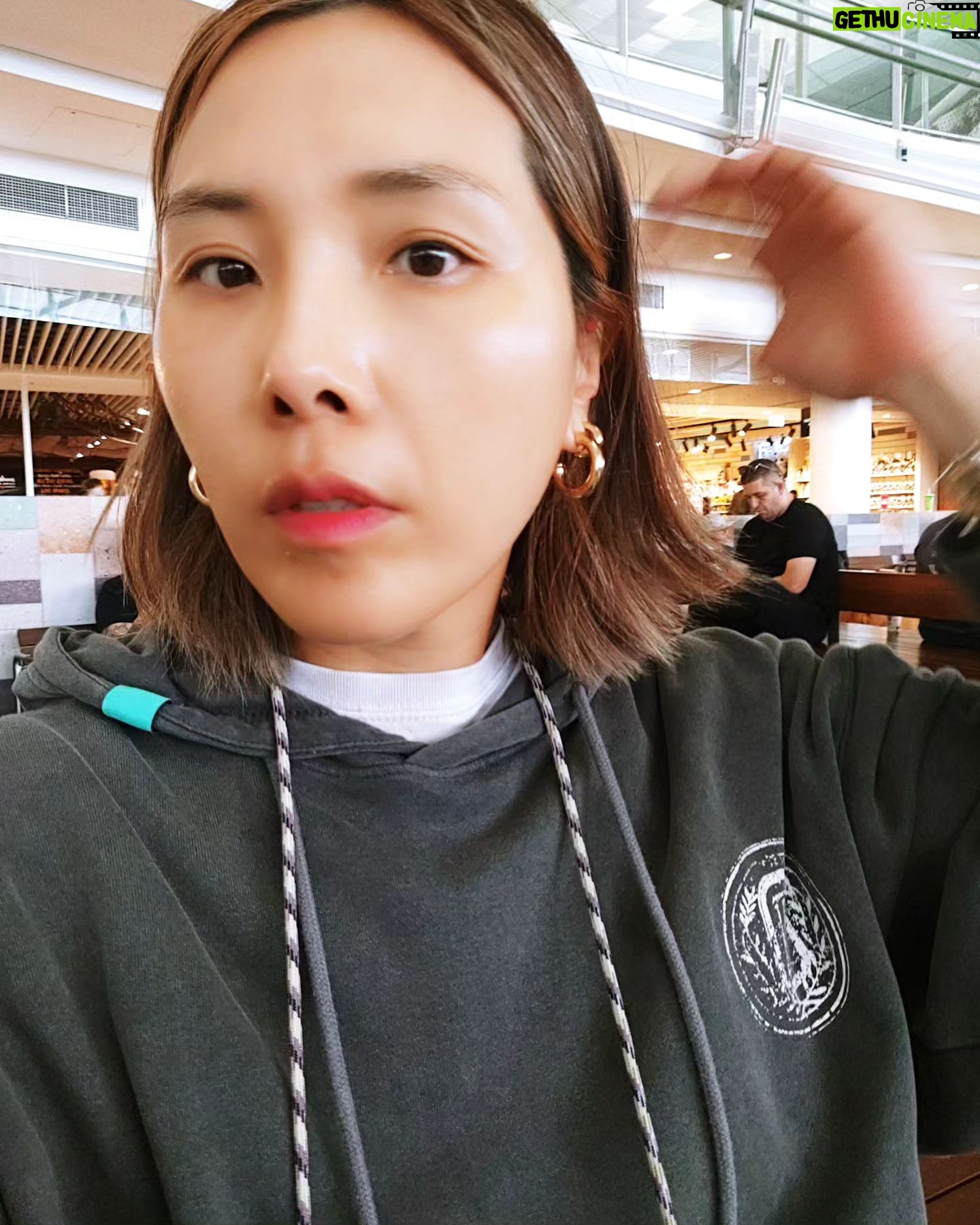 Shin Bong-sun Instagram - 새휴대폰은 너무 사실적이라 셀카를 끊었다... 전 휴대폰으로 찍은 셀카를 살포시 올려본다