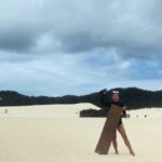 Shin Bong-sun Instagram - 샌드보드 타기전 너무 무서워서 안탈까 하다가...안탔으면 몰랐겠지 이 재미를.... 해보지 않은 것들에 대한 두려움을 극복하며 2024년도를 맞이한다. 이사진을 찍어준 한국인 친구들 고마워요^^ in Moreton island