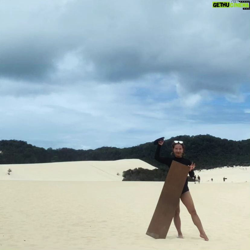 Shin Bong-sun Instagram - 샌드보드 타기전 너무 무서워서 안탈까 하다가...안탔으면 몰랐겠지 이 재미를.... 해보지 않은 것들에 대한 두려움을 극복하며 2024년도를 맞이한다. 이사진을 찍어준 한국인 친구들 고마워요^^ in Moreton island