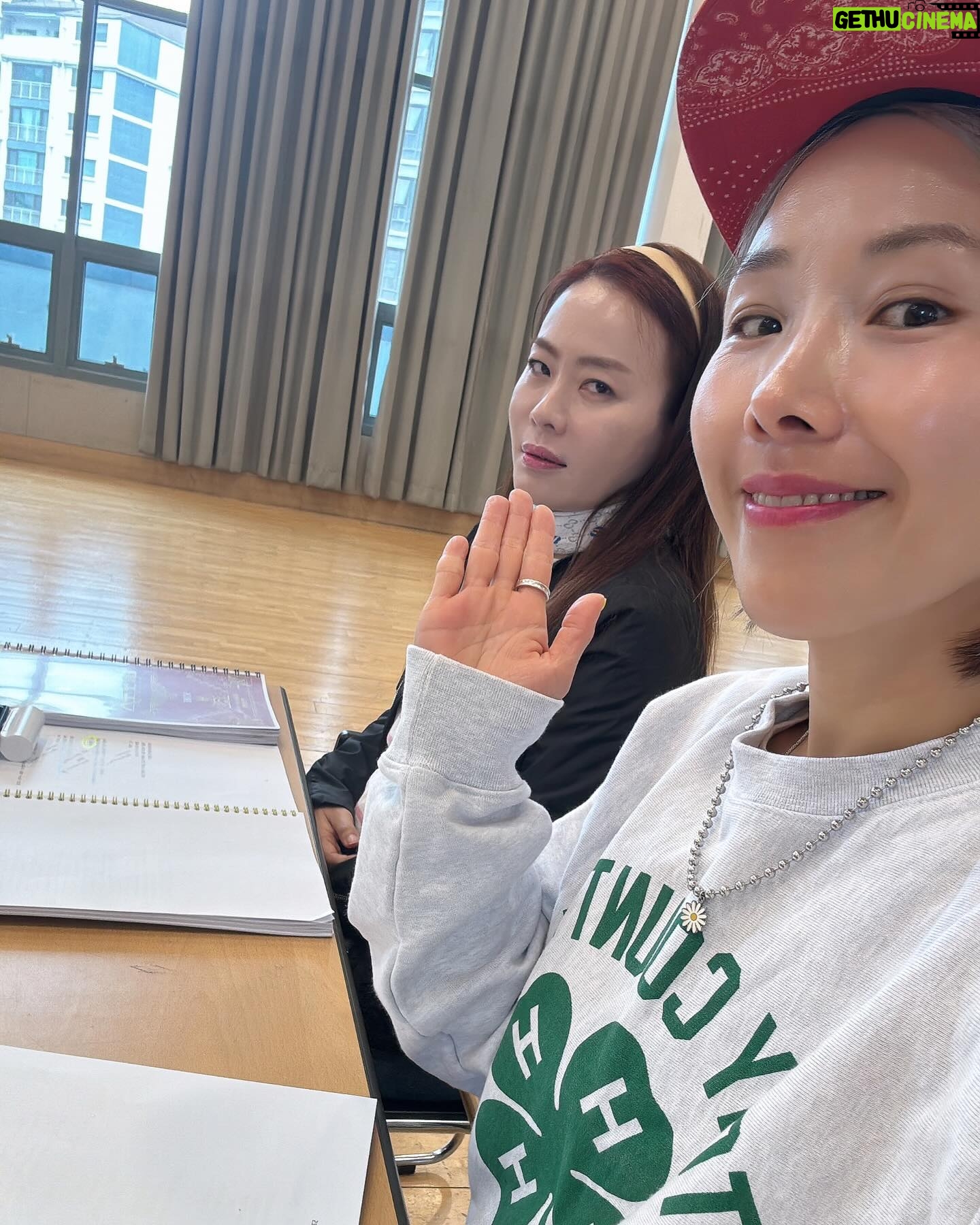 Shin Bong-sun Instagram - 웃어야지 예뻐 예예예~~~~ 메노포즈연습실 아이오와하우스와이프👯