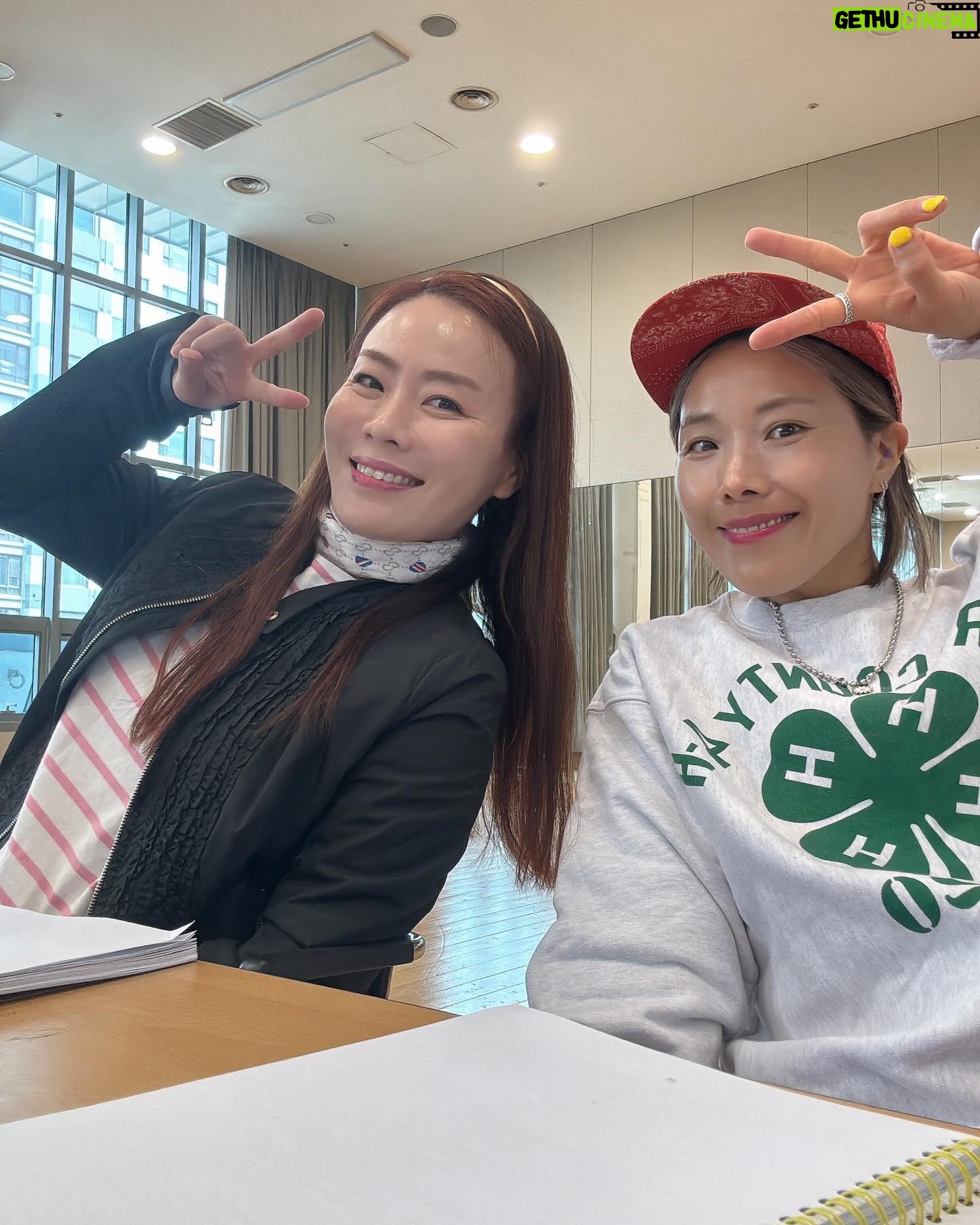 Shin Bong-sun Instagram - 웃어야지 예뻐 예예예~~~~ 메노포즈연습실 아이오와하우스와이프👯