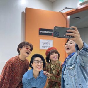 Shin Bong-sun Instagram - 사랑하는 은이 선배님 생일 축하해요🎊
태어나줘서 감사합니다🎀🎁
존경하는 나의 선배님 오늘 최고로 행복하세요🙆‍♀️🙆‍♀️🙆‍♀️
한국가서 뵈어요~~~