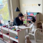 Shin Da-eun Instagram - . 아니 임소장⛑️이 홀리👶🏻꺼라면 엄청신경쓰네요? 어느덧 거실까지 다 차지한 홀리때문에 인테리어 포기하면서 티비 선반을 임시방편으로 놀이 공간을 분리를 하였는데 치워도 치운거 같지도 않고 😞 홀리도 장난감 과 책 찾기를 너무 힘들어해서 몇날 며칠을 알아봤는데 임소장한테 다 안전하지 않다며 쉬원하게 까이고 임소장이 아빠표로 맹글어 줬어요 🫢 (아 맞네 내남편 가구디자이너 였 🙃) 식탁 상판 만들고 남은 자재 라는데 그래서 그런지 진짜 두껍고 무거워서 원숭이홀리가 올라가거나 밀어도 너무 안심이고 뒷면까지 이뻐서 공간분리하기도 너무 이쁘네요🤤 내맘엔 쏙 인데 어때요? #신난다은육아👩🏻 #아기있는집#거실인테리어#babyroom
