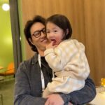 Shin Da-eun Instagram - 아빠 출근 할때마다 우는아기 임소장⛑️ 체험삶의현장 보여주기 홀리👶🏻야 저남자 엄마가 좋아하는 남자야😁 (주말까지 코엑스에서 리빙페어 해여 임소장한테도 안녕👋한번만 😆) @villa_records_ @moss_carpet_ #신난다은육아👩🏻