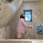 Shin Da-eun Instagram - 집 설계할때 내가 창고 하자는걸 임소장⛑️이 기어코 큰 욕조로 만들었는데 결국 제일 만족하는 울집 화장실🛀🏻 (역시 전문가 말을 따라야…🙄) 배변판 사용안하는 봄이🐻와 참방참방 좋아하는 홀리👶🏻가 함께 사용해서 청소도 자주 해줘야 하는데요 저는 독한 락스냄새없이 건강하고 개운하게 청소하는 버블비 친환경 비건 욕조클리너를 사용하고있져요🌿 그럼 오늘도 신나게 육아팅합시다 #신난다은육아👩🏻