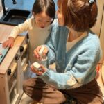 Shin Da-eun Instagram - 애개육아템 추천하고 갑니다 구강기가 아직도 끝나지 않은 호기심 천국 홀리👶🏻와 17살 나이가 무색한 활기찬 봄이🐻 얘네들 방도 같이 쓰는 룸메이트라 울집 필수템이에요 이름도 긔여운 ‘만능 박사 칙 범비’ #버블비 비건 다목적세정 스프레이 에요 장난감 뿐만아니라 봄이가 바닥에 쉬아 실수 했을때,침구류,식탁 까지 모두 안심하고 사용 할수 있어요! 스프레이 입구에 거품 또는 워터타입으로 조절 가능 해서 용도에 맞춰 사용할수 있다는거🫢게다가 코코넛향은 덤이라고요🌿 #신난다은육아👩🏻 #토이클리너