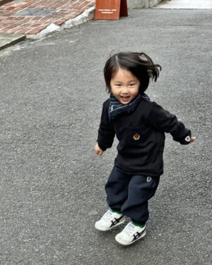 Shin Da-eun Instagram - 홀리👶🏻의 다채로운 23개월 ! ✍️

취미 🐝

하늘 올려다 보기 
 변기에 휴지 넣고 참방참방하기
 에어팟 씹어먹기 
 벌레잡아서 먹기 

특기 🐝

공작새를 온몸으로 표현하기 
 집안 살림 탐구 개척해 나가기 

성격 🐝

독립적, 매우매우 활동적 

너의 첫 사회생활을 응원해 🍓🎶
#신난다은육아👩🏻