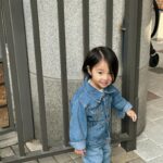 Shin Da-eun Instagram - 홀리👶🏻의 다채로운 23개월 ! ✍️ 취미 🐝 하늘 올려다 보기 변기에 휴지 넣고 참방참방하기 에어팟 씹어먹기 벌레잡아서 먹기 특기 🐝 공작새를 온몸으로 표현하기 집안 살림 탐구 개척해 나가기 성격 🐝 독립적, 매우매우 활동적 너의 첫 사회생활을 응원해 🍓🎶 #신난다은육아👩🏻