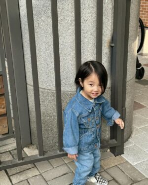 Shin Da-eun Instagram - 홀리👶🏻의 다채로운 23개월 ! ✍️

취미 🐝

하늘 올려다 보기 
 변기에 휴지 넣고 참방참방하기
 에어팟 씹어먹기 
 벌레잡아서 먹기 

특기 🐝

공작새를 온몸으로 표현하기 
 집안 살림 탐구 개척해 나가기 

성격 🐝

독립적, 매우매우 활동적 

너의 첫 사회생활을 응원해 🍓🎶
#신난다은육아👩🏻