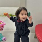 Shin Da-eun Instagram - 홀리👶🏻의 21-22개월 ✍️ 날아다님🐆 축지법을 쓰는건 아닌지 의심됨. 일주일에 한번은 꼭 부위별로 멍이들거나 피가나는 외상발생. 저세상 텐션🌈 엄마인 나로선 중독적으로 귀여우나 지쳐 쓰러져 잠듬🫠 #신난다은육아👩🏻