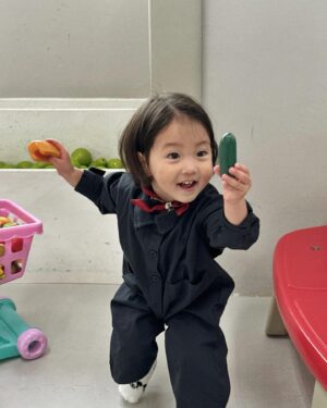 Shin Da-eun Instagram - 홀리👶🏻의 21-22개월 ✍️

날아다님🐆 축지법을 쓰는건 아닌지 의심됨.
일주일에 한번은 꼭 부위별로 멍이들거나 피가나는 외상발생.
저세상 텐션🌈
엄마인 나로선 중독적으로 귀여우나 지쳐 쓰러져 잠듬🫠

#신난다은육아👩🏻