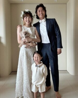 Shin Da-eun Instagram - 우리의 8주년 결혼기념일 
똥고발랄 홀리👶🏻 가 투입(?)되고 
더욱 우당탕탕 해진 우리가족🤦🏻‍♀️
(콩심는데 제대로 콩이 났지모야 🐿️)

지금처럼만 신나게 살아가보자 얘들아 
봄아🐻내년에도 꼭 함께해야해 너까지 있어야 완전체다 🙌

자아, 우리가족 화이팅 🤸🏻‍♂️

#8thanniversary 
#결혼기념일

#신난다은결혼기념일👰🏻🤵🏻 
(☝️우리의 지난 결기역사 함께하실래요?🙈)